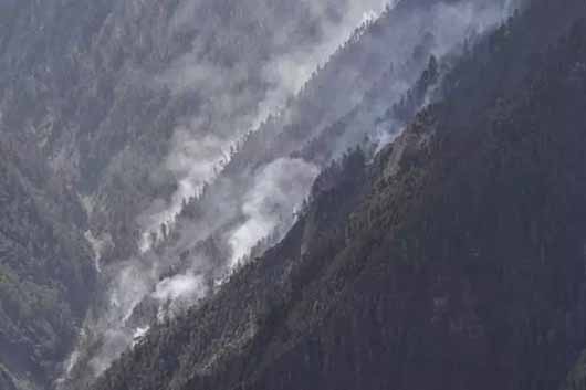 航拍涼山火災(zāi)形勢