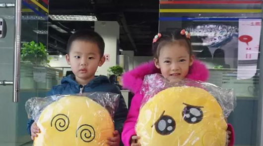 來(lái)訪的小朋友每人都可以領(lǐng)到一個(gè)可愛(ài)的QQ表情抱枕