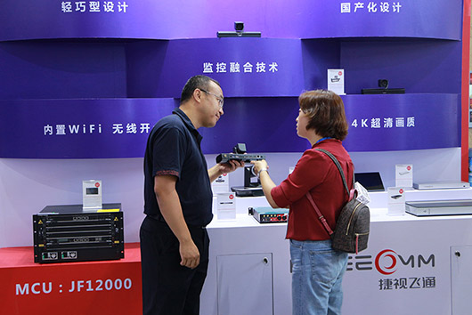 ONE M1與客戶交流